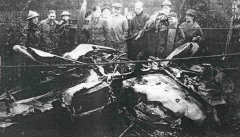 The crashed Messerschmitt Bf 109E in
Wickham Street.